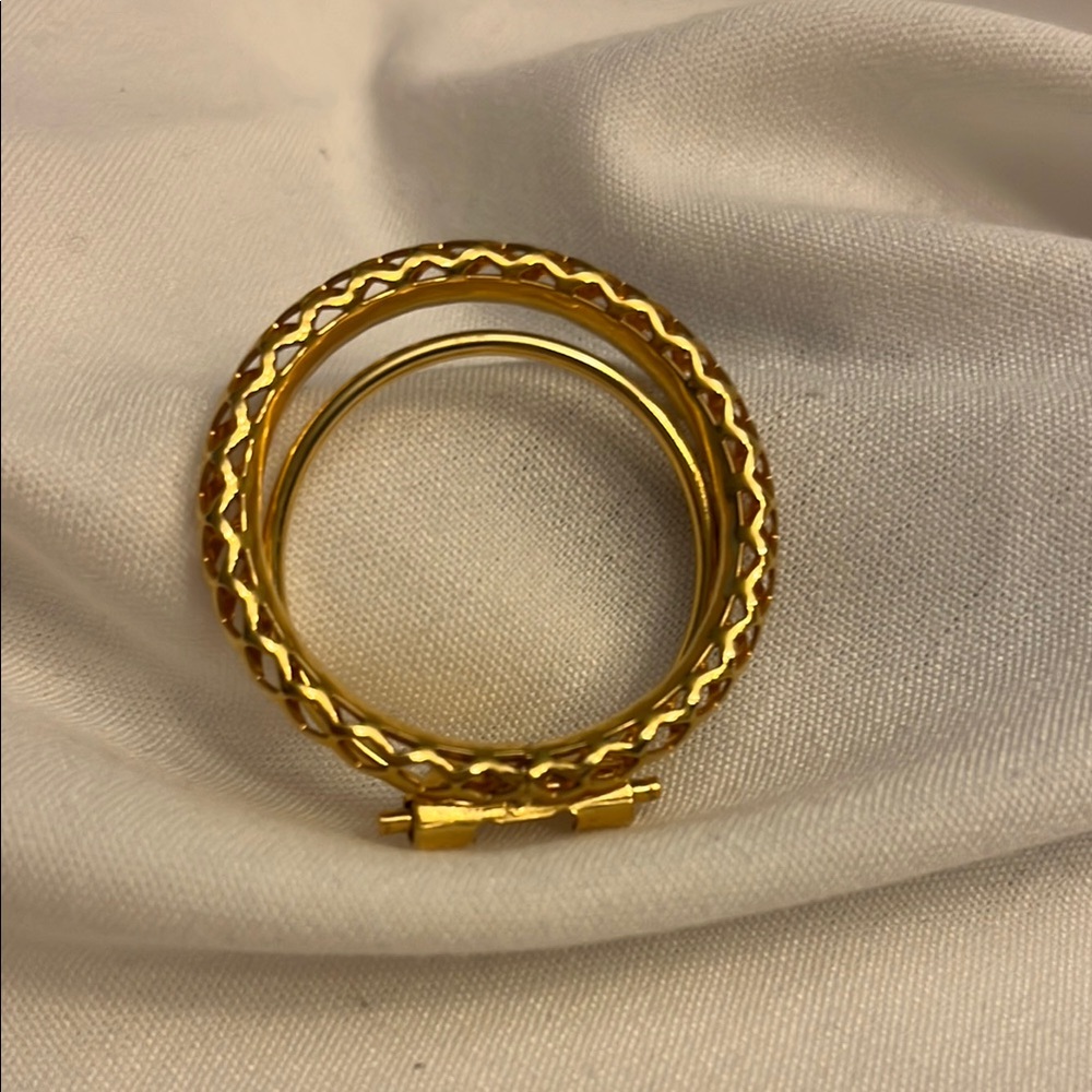 Elegant Gold-Tone Scarf Clip